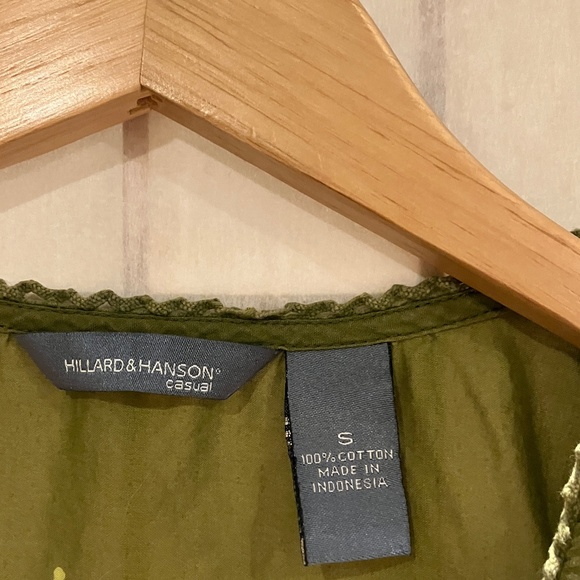 V-Neck Sleeveless Lightweight Top Color Olive - Picture 4 of 5